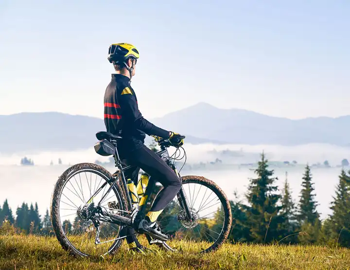 Cyclists in Maladinovo